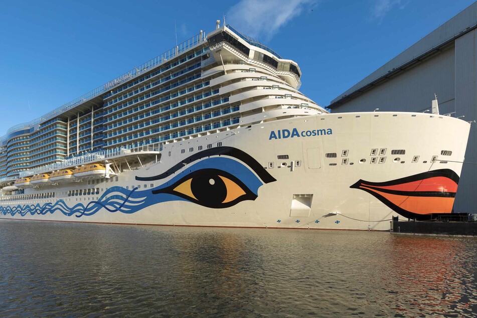 Neuer Kreuzfahrtriese "AIDAcosma" startet Reise zur Nordsee