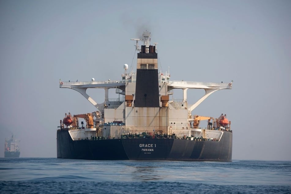 Nahost-Konflikt: Supertanker fährt in Straße von Hormus auf Seemine