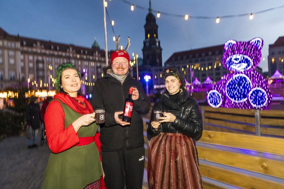 Mariana (38, v.l.), Maik (40) und Maryna (26) feierten die Eröffnung mit Glühwein.