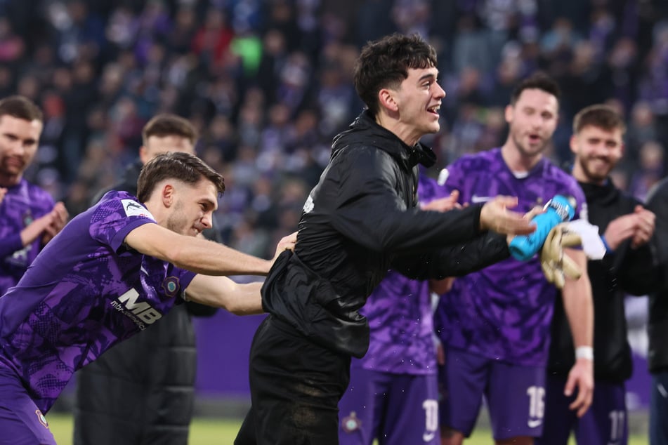 Auch die Kollegen von Louis Lord (22) wussten, bei wem sie sich bedanken durften.