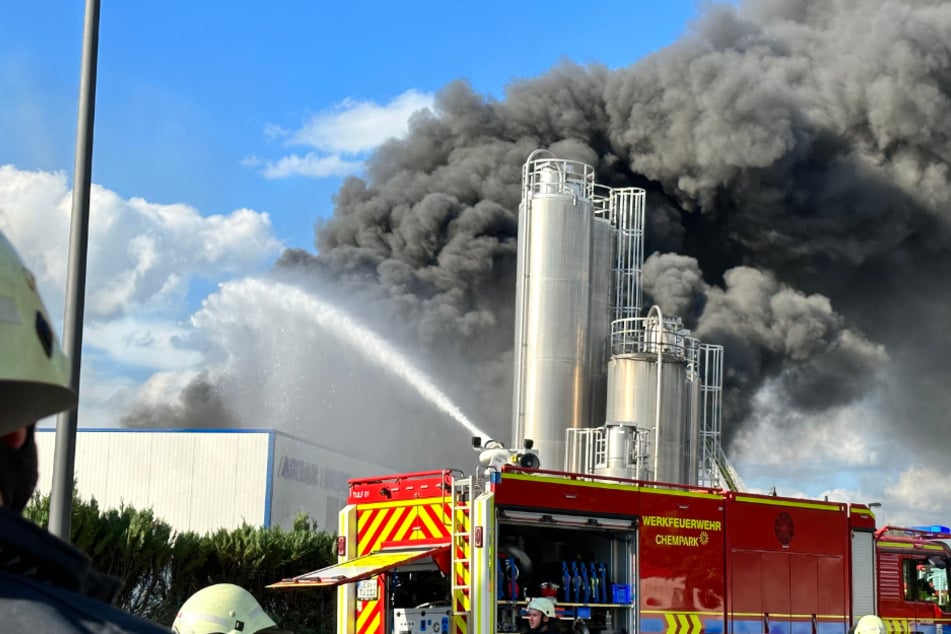 24 Stunden nach Großbrand in Leverkusen: Feuerwehr noch immer im Einsatz