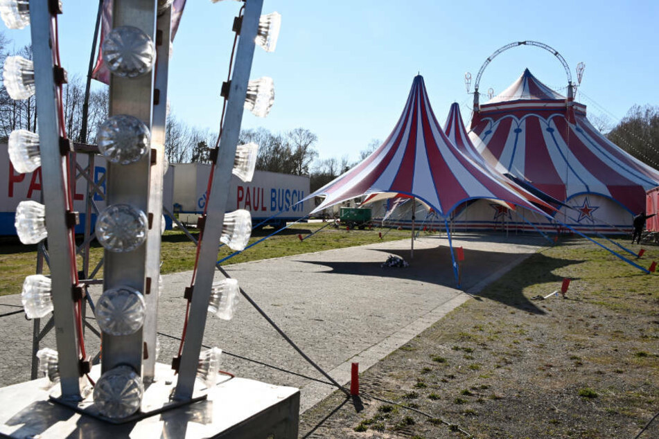 Geschlossen ist der Zirkus Paul Busch, der seine Zelte in den Ederauen aufgebaut hat. Er ist infolge der Coronakrise gestrandet.