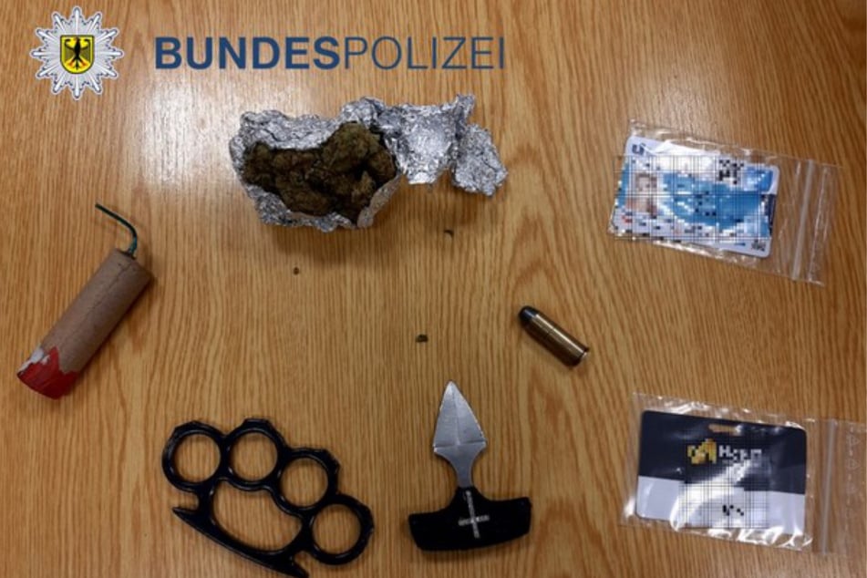 Die Polizei hat bei der Kontrolle eines 33-Jährigen Waffen, Böller und Drogen entdeckt.