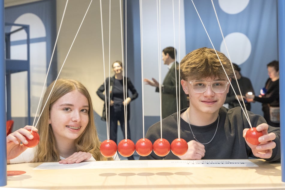 Sophie und Fabian (beide 15) von der 121. Oberschule freuen sich, nun auch mal außerhalb des Klassenzimmers etwas über Physik zu lernen.