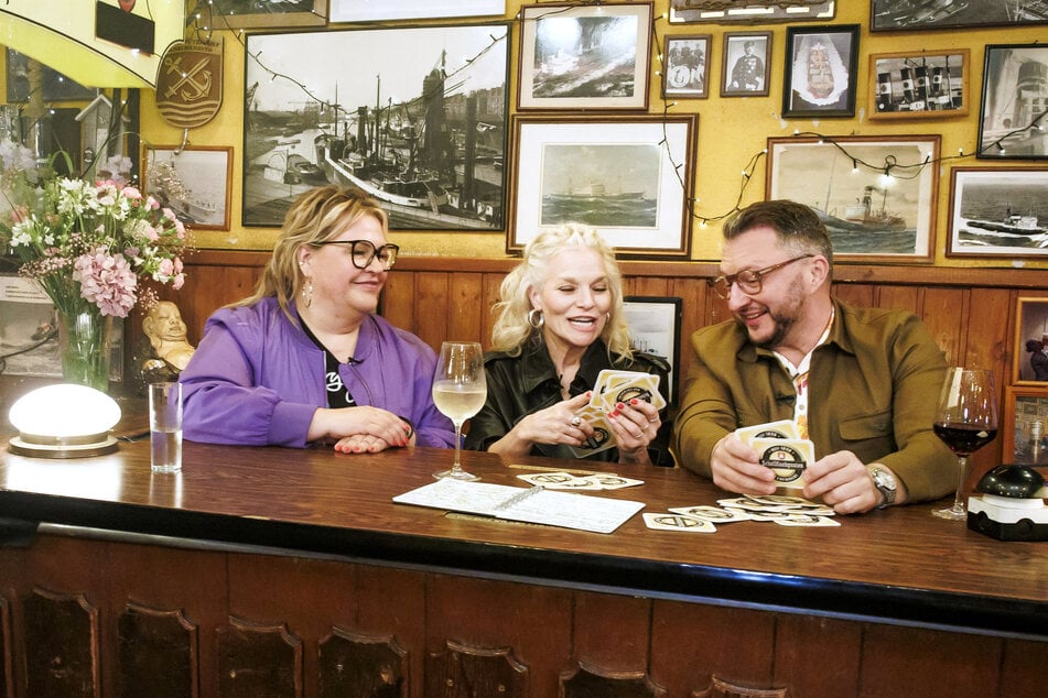 In der neuen Folge begrüßt Ina Müller (60, M.) Komikerin Ilka Bessin (53, l.) und den Lebensmittelexperten Sebastian Lege (46).
