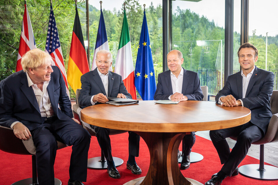 Beim G7-Gipfel im bayrischen Elmau waren sich die beiden mächtigen Staatschefs Johnson (l.) und Macron (r.) wieder grün.