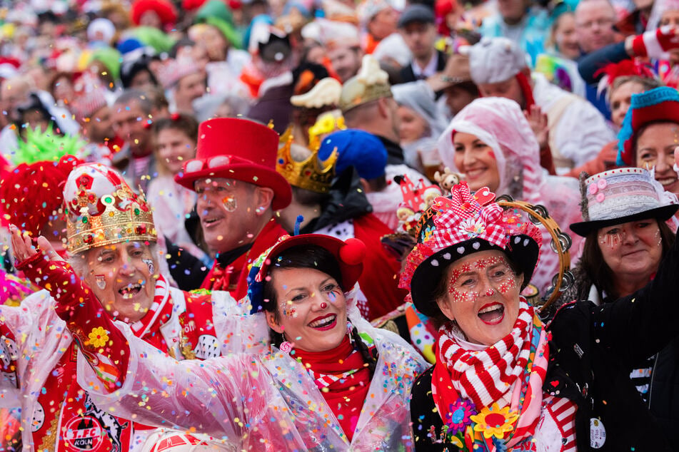 Auf dem Heumarkt hat die Party zum Sessions-Auftakt begonnen. Das Bühnenprogramm läuft und die Menge kommt in Stimmung.