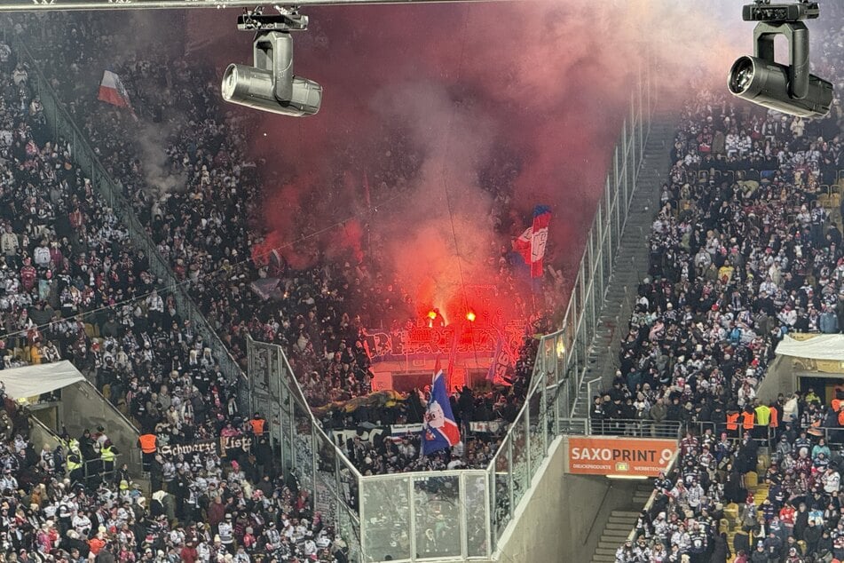 Die Eisbären-Fans haben Pyro mitgebracht.