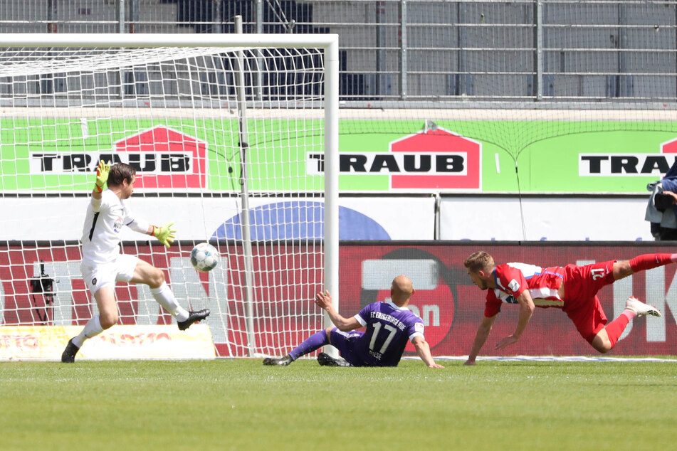 Konstantin Kerschbaumer (r.) trifft per Flugkopfball zum 2:0.