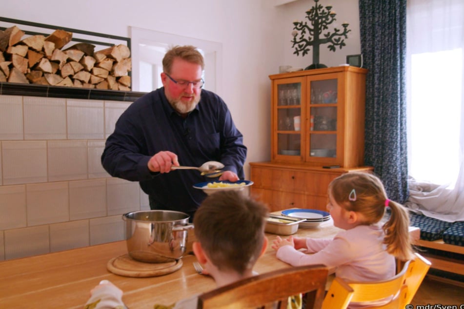 Die Angst vor Corona ist bei Familie Müller so groß, dass sie sich lange Zeit komplett abschottet.