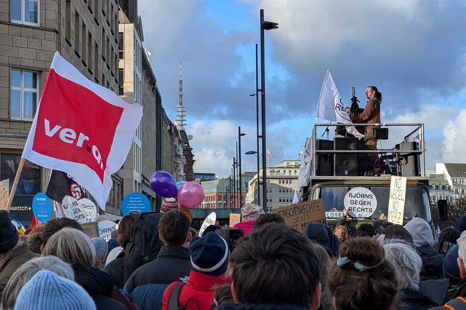 Zahlreiche Fahnen wehen im Wind. Es wird darum gebeten, keine Nationalfahnen zu flaggen.