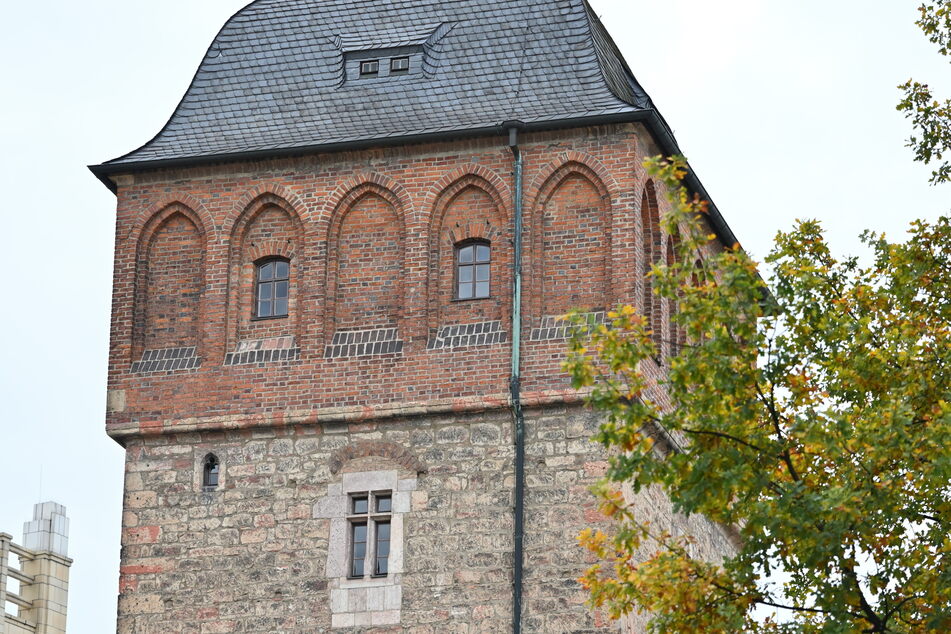 Der Rote Turm ist ein Wahrzeichen von Chemnitz.