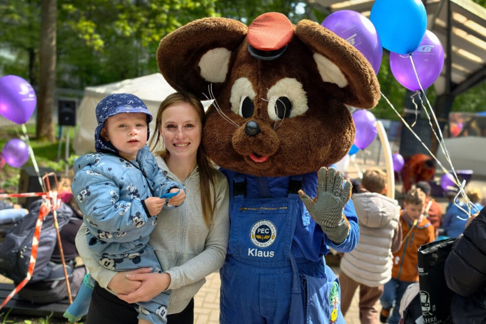 Sophia Walter (29) und Sohn Jon (2) trafen beim abgefahrenen Familienfest der Öffis am Bahnhof Küchwaldwiese auf Maskottchen "Klaus, die Parkbahnmaus".