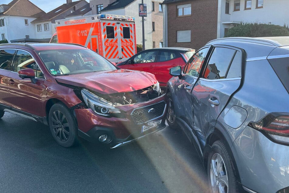 Beide Fahrzeuge waren nach dem Zusammenstoß nicht mehr fahrbereit und mussten abgeschleppt werden.