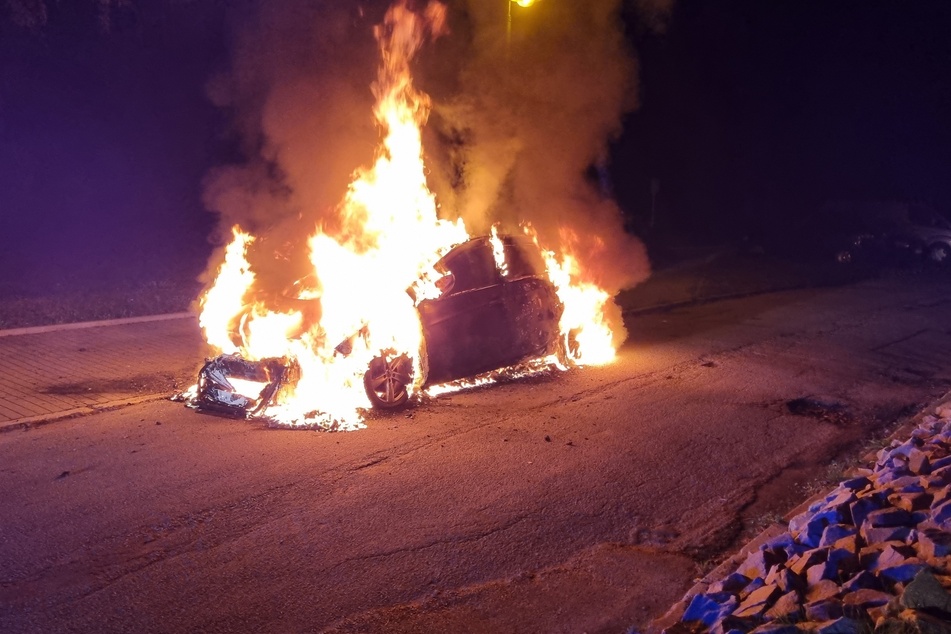 Beim Eintreffen der Kameraden brannte das Auto lichterloh.