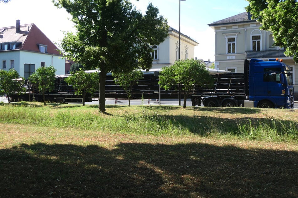 Auch am Vormittag konnte das Fahrzeug noch nicht weiterfahren und wird aktuell in der Friedrich-Oettler-Straße repariert.