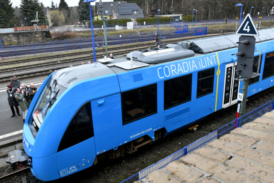 Der Coradia iLint, der weltweit erste Wasserstoff-Triebzug für den Regionalverkehr des französischen Zugherstellers Alstom steht im Bahnhof Basdorf, auf dem Dach sind die Gastanks zu sehen.