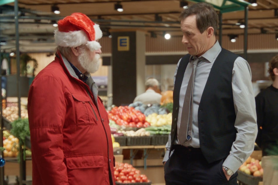 Schauspieler Marc Hosemann (54, r.) schlüpft im neuen Weihnachtsfilm von EDEKA in die Rolle eines Filialleiters.