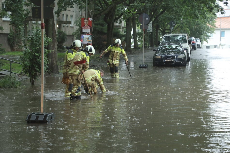 Auch in der Lise-Meitner-Straße in Gorbitz war die Feuerwehr im Einsatz.