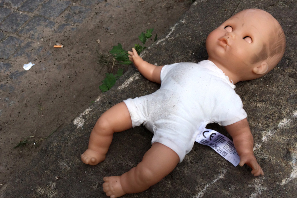 Der Mann soll vor den Kindern sexuelle Handlungen an sich selbst vorgenommen haben (Symbolfoto).