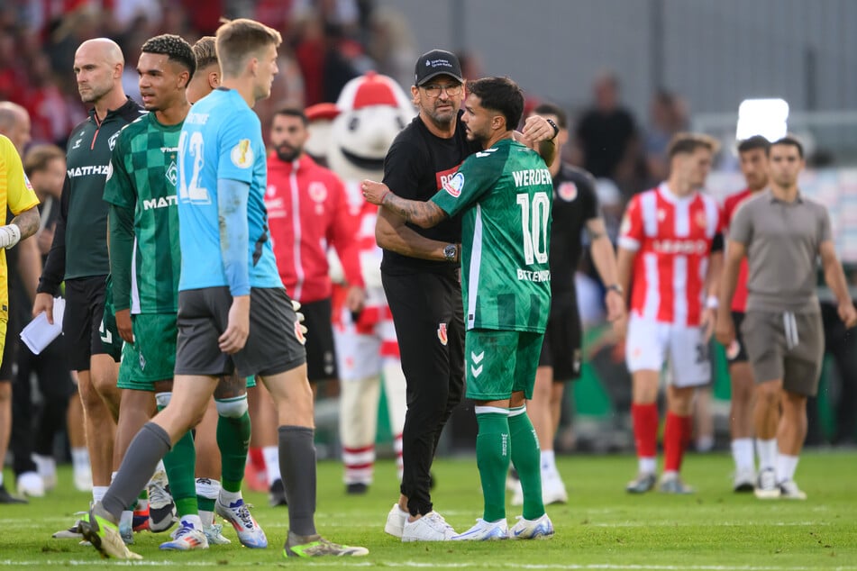 Cottbus-Trainer Pele Wollitz (59, mit Cap). Daneben sein ehemaliger Förderspieler Leonardo Bittencourt (heute 31).