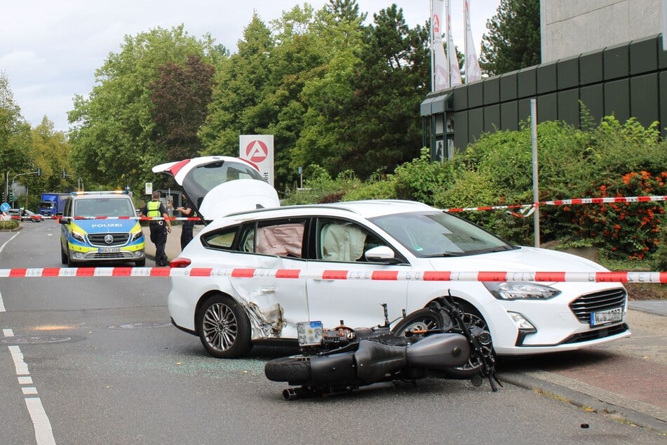 Bei einem Frontalcrash auf der Bensberger Straße in Bergisch Gladbach wurden beide Beteiligte verletzt, der Motorradfahrer (38) schwer.