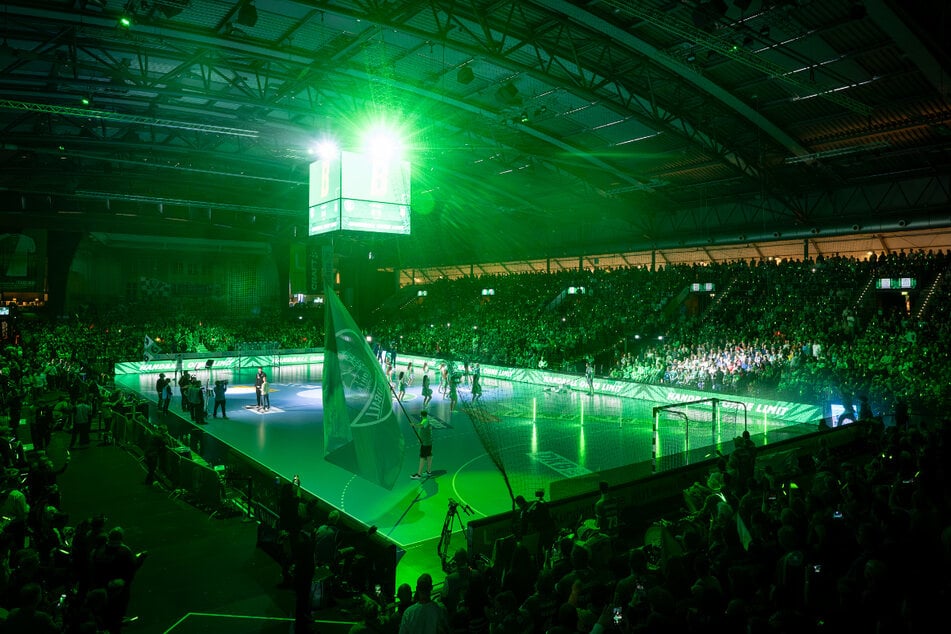 Verwandelt die Arena gemeinsam in einen grünen Hexenkessel.