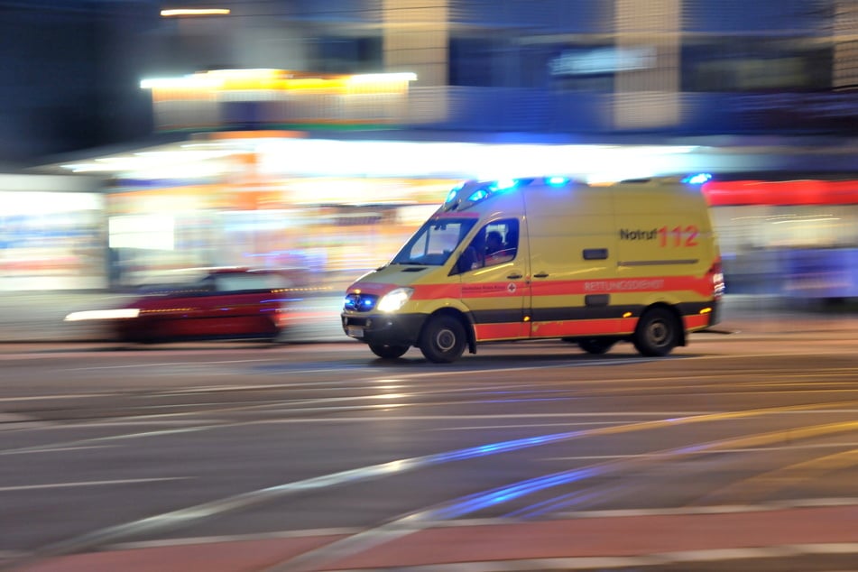 Die Besatzung eines Rettungswagens sowie Polizisten wurden von dem betrunkenen und verletzten Kai S. (38) attackiert. (Symbolbild)