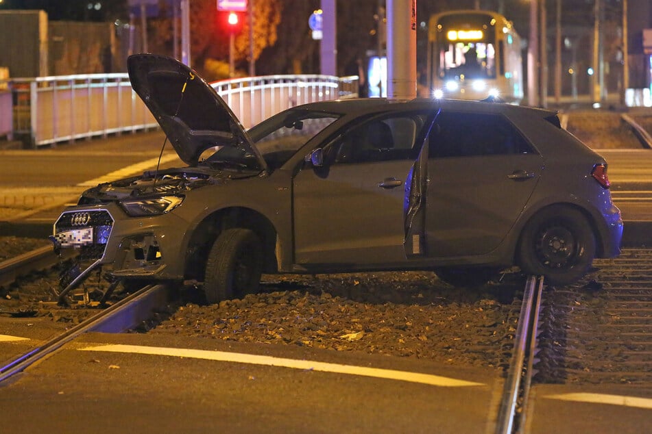 Für einen 39-jährigen Autodieb endete die Fahrt im Gleisbett.