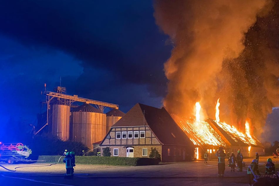 Großeinsatz! Mehrzweckgebäude auf Agrarhof lichterloh in Flammen