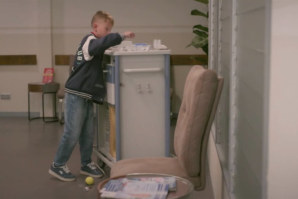 Henry steckt die Medikamente durcheinander in irgendwelche Becher.
