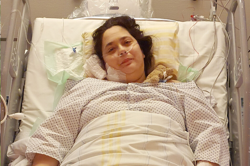 Anja Erth lächelt tapfer aus ihrem Krankenbett. Noch immer muss sie viele Tabletten schlucken.