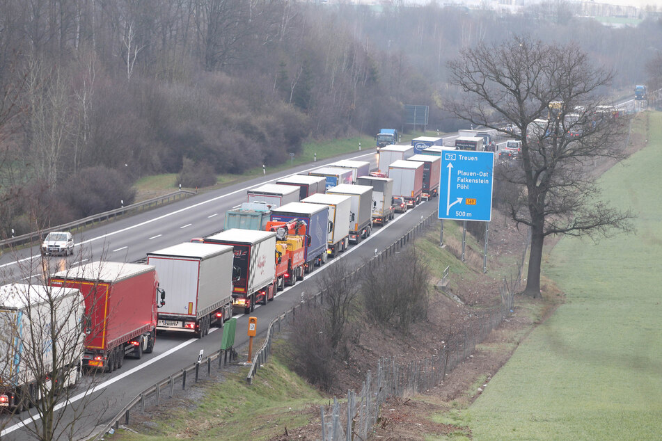 Es bildete sich ein kilometerlanger Stau.