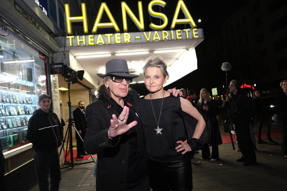 Er war der Star-Gast des Abends: Udo Lindenberg (79) zusammen mit seiner Lebensgefährtin Tine Acke kurz vor Showbeginn im Hansa-Theater.