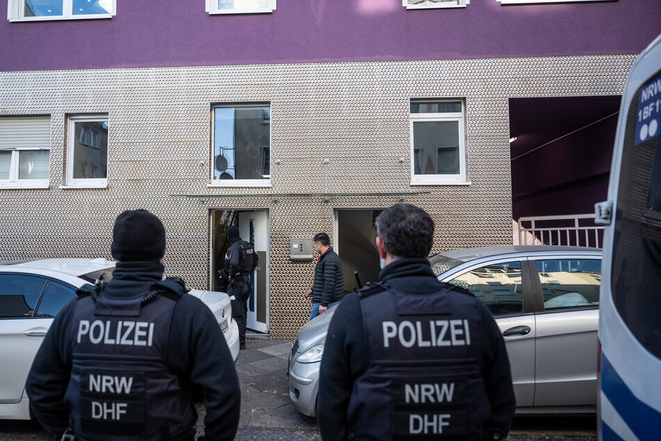 Bei dem Polizeieinsatz wurden Mobiltelefone, Laptops, Datenspeicher, ein Auto und Kontoguthaben in Höhe von 54.000 Euro beschlagnahmt.