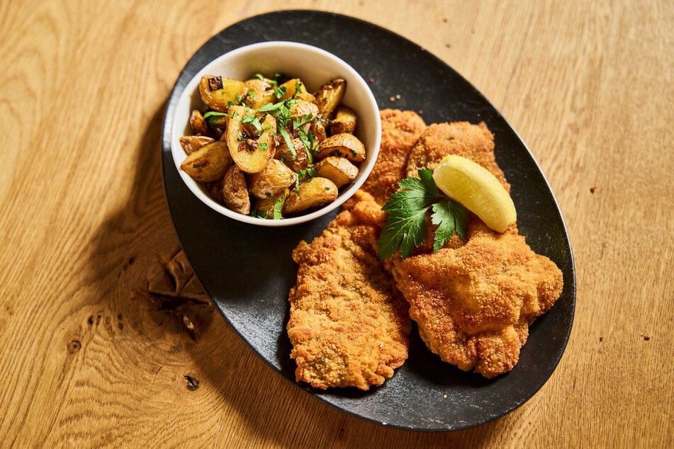 Die Speisekarte bietet Schnitzel in verschiedenen Varianten, darunter natürlich auch das klassische und allseits beliebte Kalbsschnitzel.