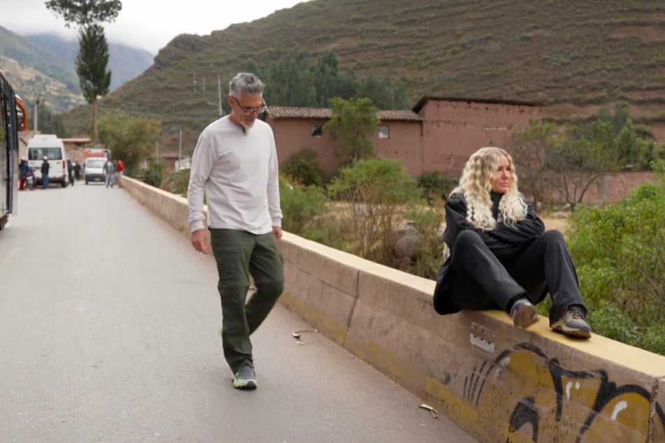 Ihren Peru-Urlaub hat sich Marlisa Rudzio (35) ganz anders vorgestellt. Ihr unfreiwilliger Team-Partner Chris Töpperwien (51) versucht sie zu "trösten".
