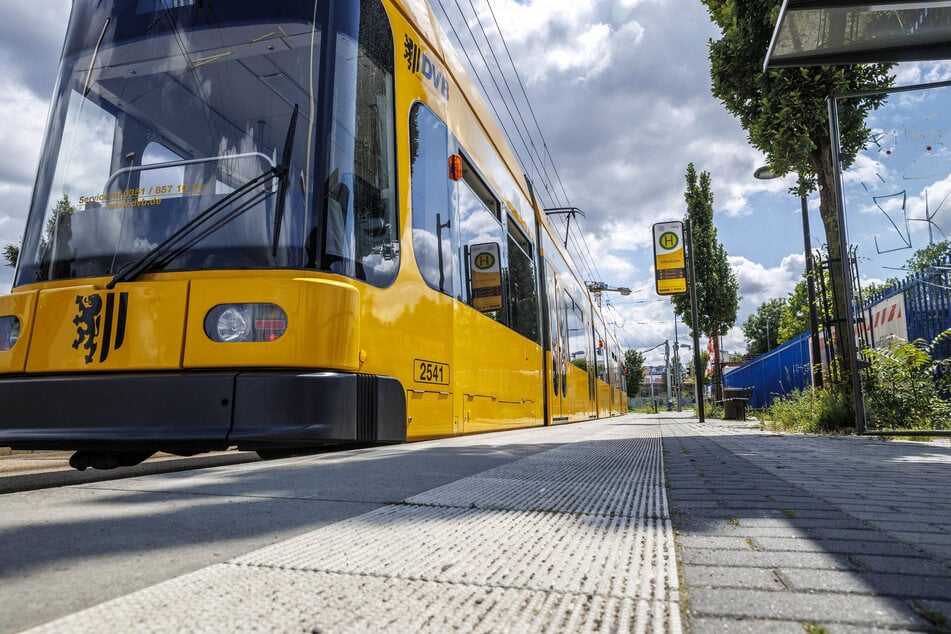 Da die Gleise blockiert waren, konnten auch die Straßenbahnen nicht fahren. (Symbolfoto)
