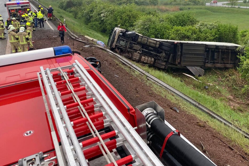 Unfall A38: Reifenplatzer: Bananen-Laster durchbricht Leitplanke auf A38