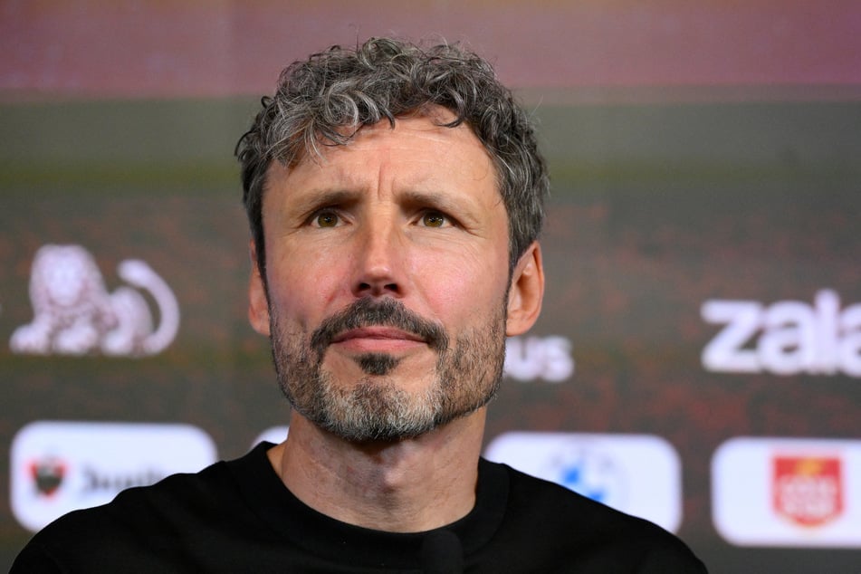 Belgiens Nationaltrainer Mark van Bommel (49) erlebte das brutale Foulspiel seines Sohnes live im Stadion mit.