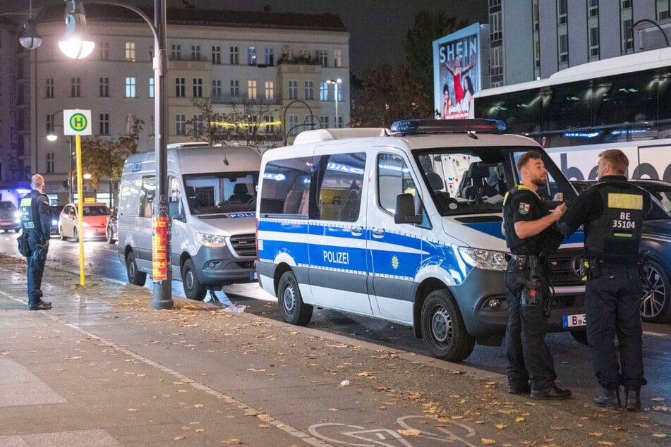 Die Polizei musste in der Nacht zu Freitag zweimal kurz nacheinander zu einem Hostel in Schöneberg ausrücken. (Symbolfoto)