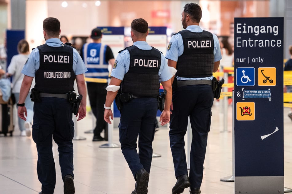 Die Bundespolizei hat den 33-Jährigen am Köln/Bonner Flughafen festgenommen und in die JVA Siegburg überführt. (Symbolbild)