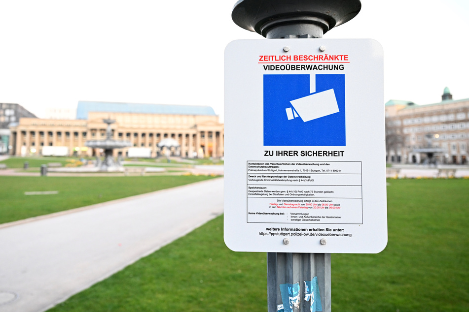 Ein Schild mit dem Hinweis auf Videoüberwachung steht auf dem Schlossplatz in Stuttgart.