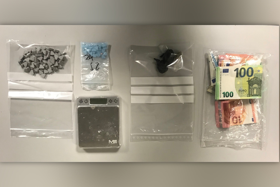 In der Tasche eines Reisenden (38) am Düsseldorfer Hauptbahnhof hat die Polizei Drogen, eine Feinwaage und mehrere hundert Euro Bargeld gefunden.