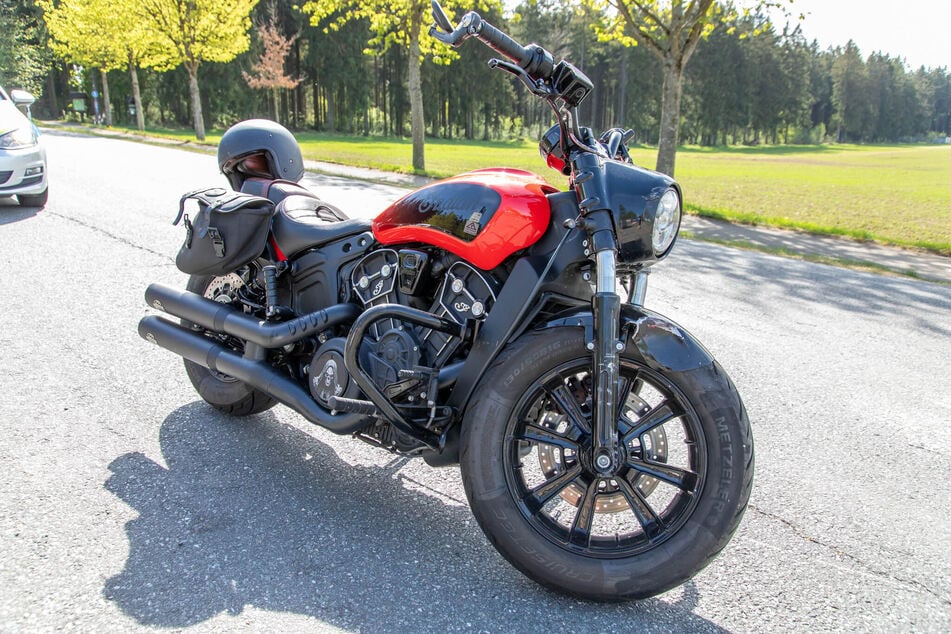 Der Biker (52) musste nach dem Zusammenstoß in ein Krankenhaus gebracht werden.