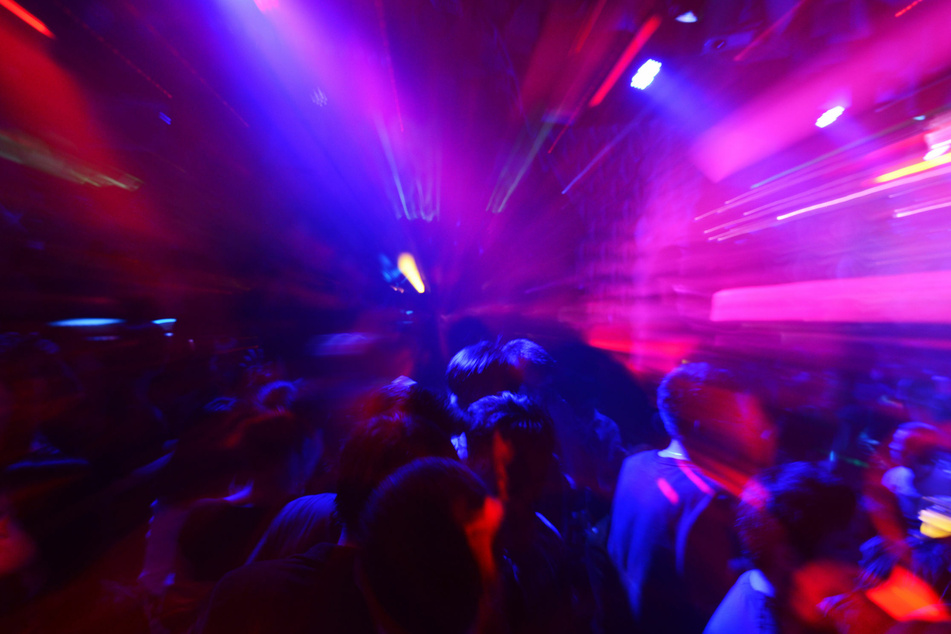 Die Angeklagten sollen ihr Opfer in einen Düsseldorfer Nachtclub gelockt und dort schwer verletzt haben. (Symbolbild)