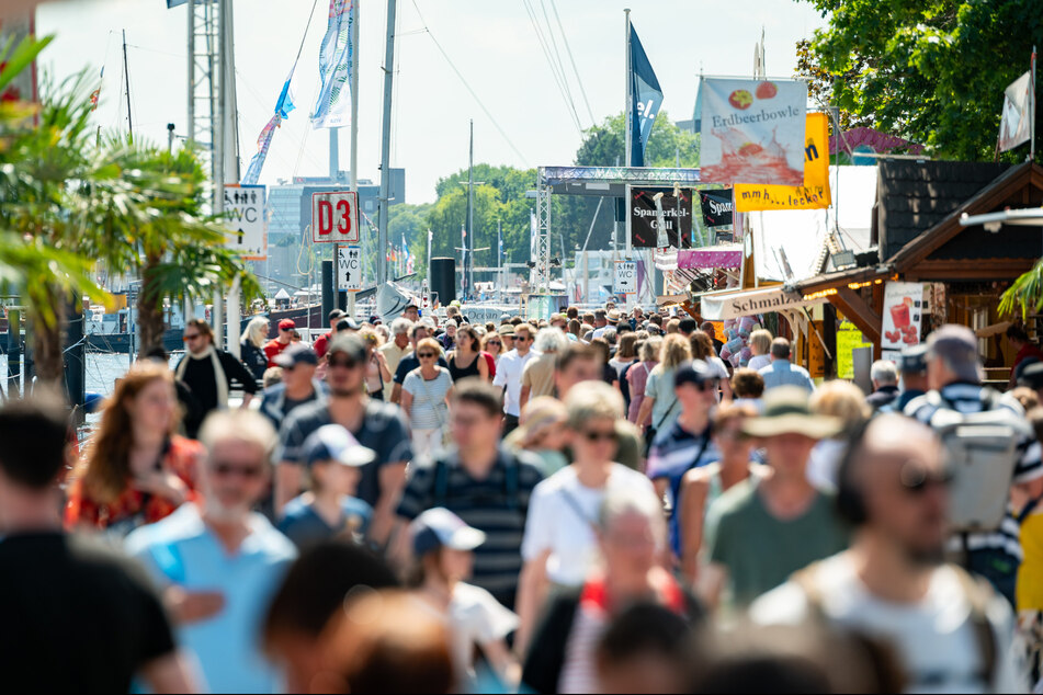 Am heutigen Samstag beginnt die Kieler Woche. Mehr als drei Millionen Besucher werden bei dem Volksfest erwartet. (Archivfoto)