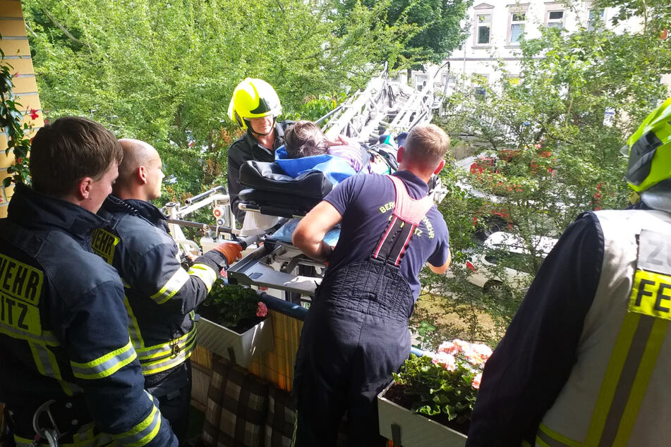 So sieht ihr Alltag aus: Die Notfallsanitäterin und ihre Kollegen bargen im August 2020 in Chemnitz eine Patientin mit Oberschenkel-Fraktur mittels einer Drehleiter vom Balkon.