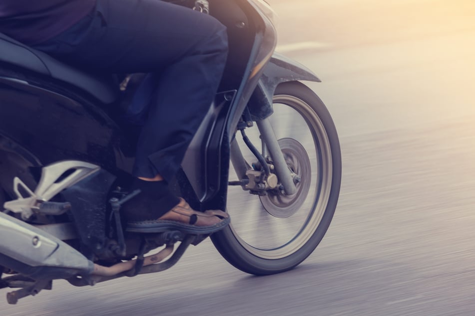 Nach Späti-Kontrolle in Magdeburg: Fahrer steuert mit Motorroller auf Beamten zu