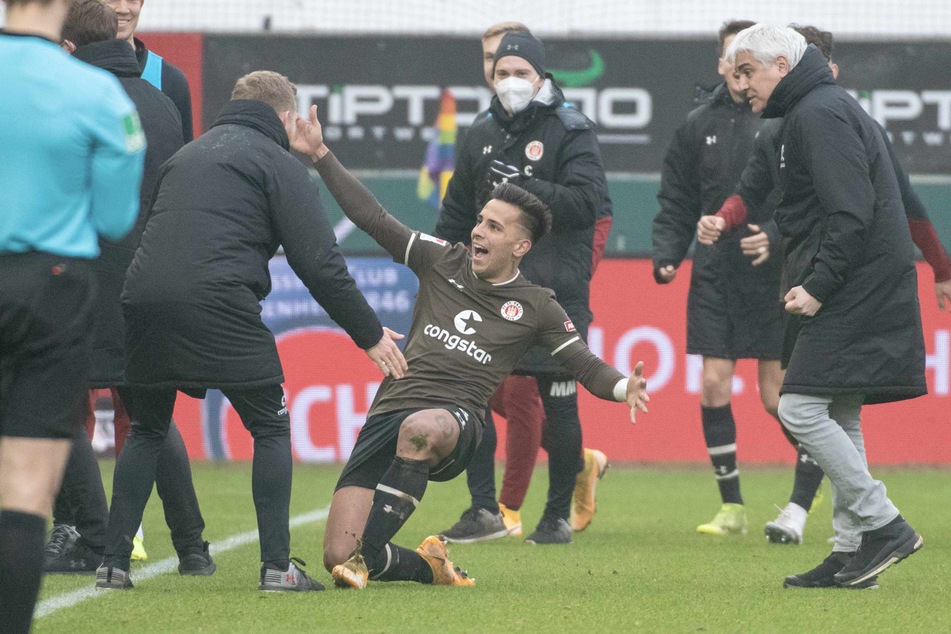 Nach dem Siegtreffer durch Rodrigo Zalazar (Mitte) kannte die Freude bei Schultz (links) und Sport-Chef Andreas Bornemann (rechts) kein Halten mehr.